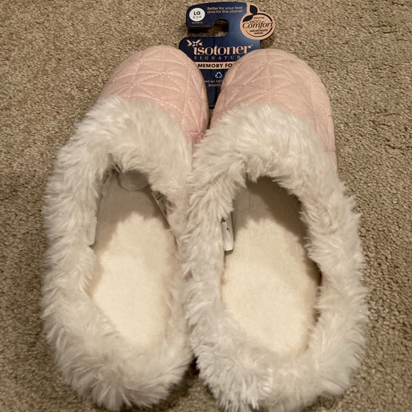 ISOTONER Bedroom slippers.